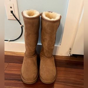 Women’s size 7 tall uggs like new! Worn very briefly once.